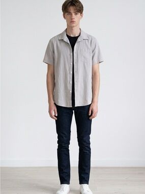 Men's Short-Sleeve Button-Down Shirt in Light Gray